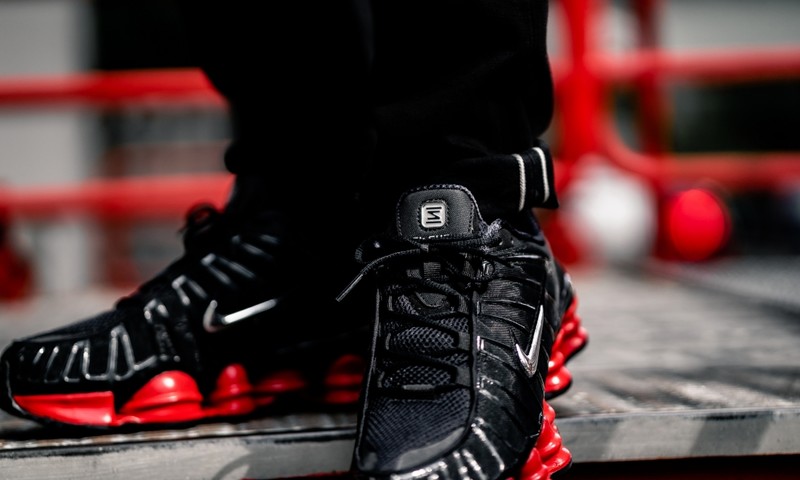 Black and red shox online